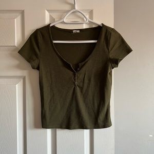 Super cute lower V-neck cut crop top with buttons (just show)